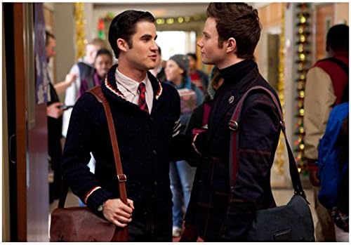 Darren Criss a Glee, mint Blaine a Chris Colfer, mint Kurt takling a folyosón 8 x 10 Inch-Fotó